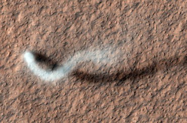 NASA: MRO zrobił zdjęcie pyłowej trąby na Marsie