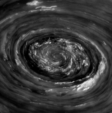 Zadziwiające zawirowania na biegunie Saturna