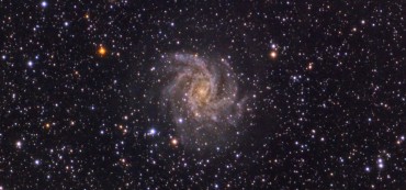 Galaktyka NGC6946 i jej sąsiadka gromada NGC6939
